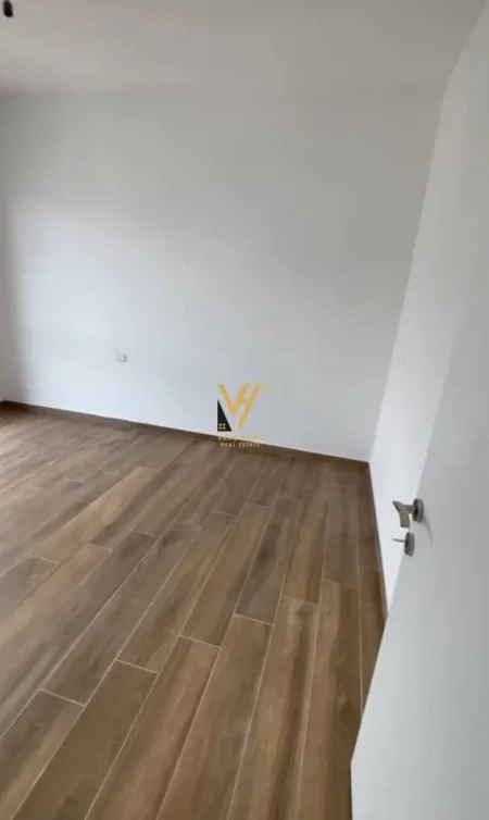 Tirane, jepet me qera zyre Kati 8, 110 m² 550 € (KOMPLEKSI ARLIS)