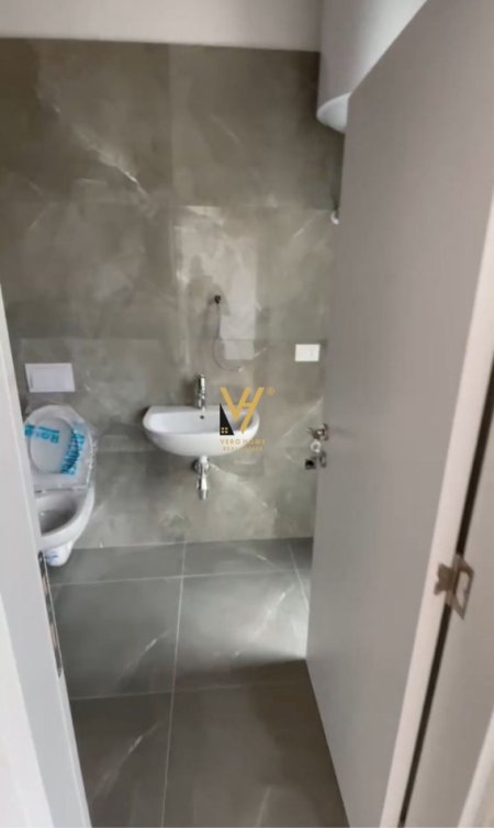 Tirane, jepet me qera zyre Kati 8, 110 m² 550 € (KOMPLEKSI ARLIS)