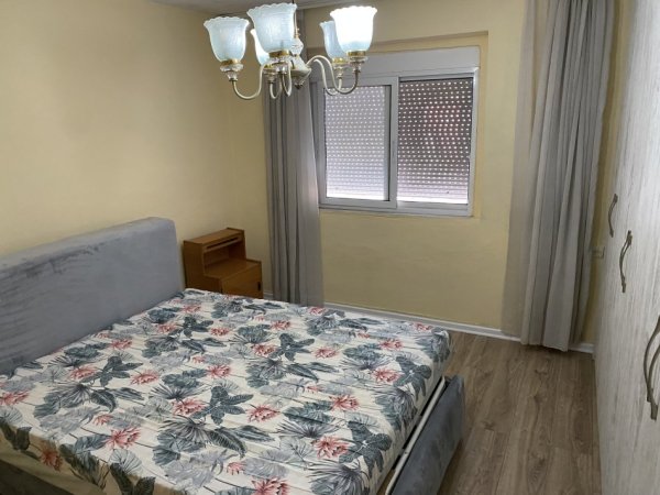 Tirane, jepet me qera apartament 2+1+Ballkon Kati 4, 51 m² 450 €