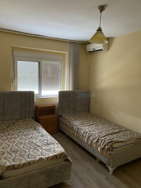 Tirane, jepet me qera apartament 2+1+Ballkon Kati 4, 51 m² 450 €