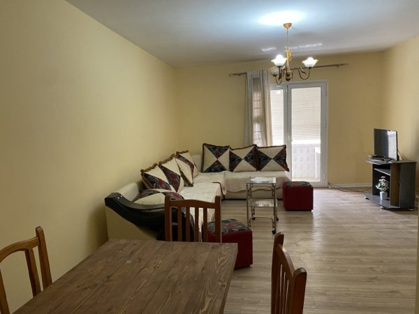 Tirane, jepet me qera apartament 2+1+Ballkon Kati 4, 51 m² 450 €