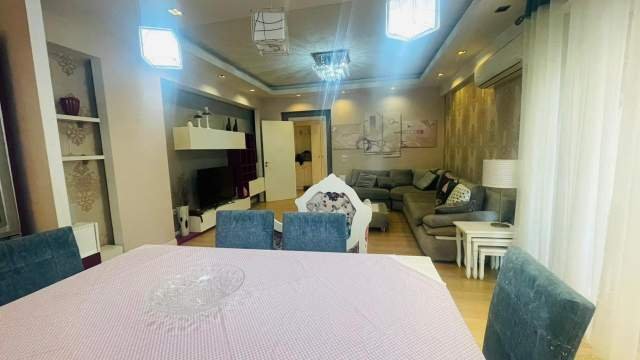 Tirane, jepet me qera apartament 3+1+BLK Kati 7, 140 m² 700 Euro (Rruga Barrikadave)
