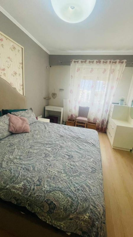 Tirane, jepet me qera apartament 3+1+BLK Kati 7, 140 m² 700 Euro (Rruga Barrikadave)
