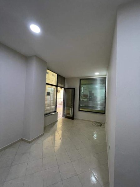 Tirane, jepet me qera zyre Kati 0, 25 m² 300 Euro (Qemal Stafa)