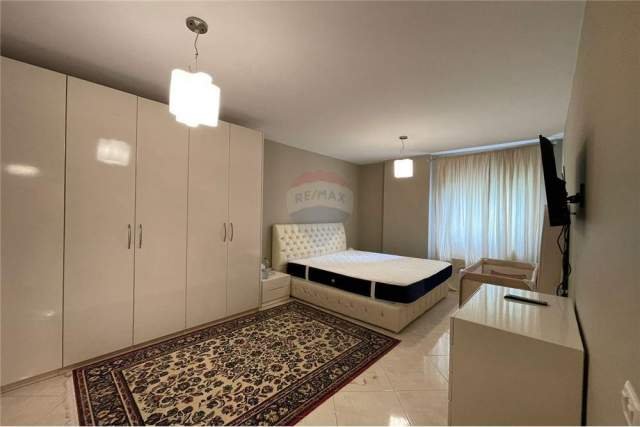 Tirane, jepet me qera apartament 131 m² 1.000 Euro (bllok)