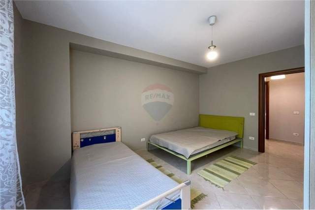 Tirane, jepet me qera apartament 131 m² 1.000 Euro (bllok)