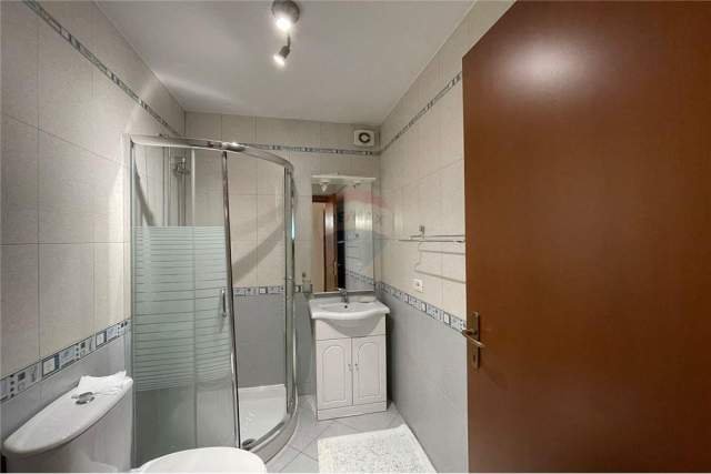Tirane, jepet me qera apartament 131 m² 1.000 Euro (bllok)