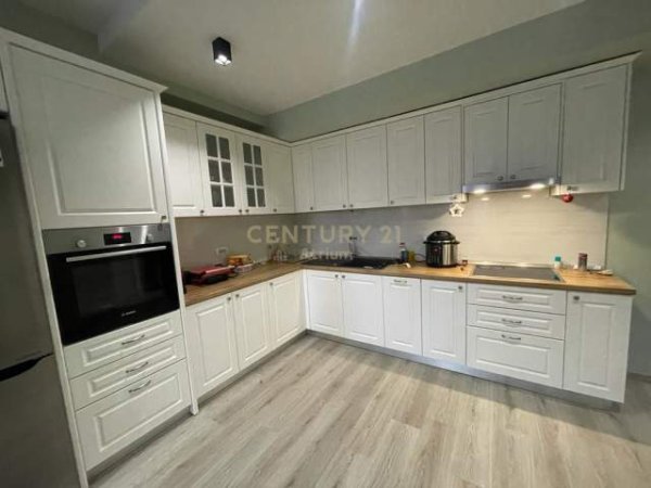 Tirane, shitet apartament 1+1 Kati 2, 85 m² 115.000 Euro (Rruga e Manjolave)