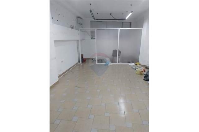 Tirane, jepet me qera dhome 1+1 Kati -1, 34 m² 300 Euro (Blv. George W Bush)