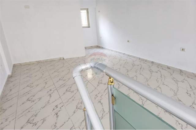 Tirane, jepet me qera dyqan Kati 0, 60 m² 450 Euro (Siri Kodra)