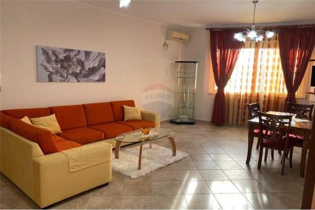 Tirane, jepet me qera apartament duplex 92 m²