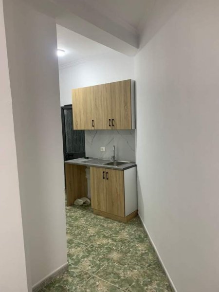 Tirane, jepet me qera garsonier 1+1+BLK Kati 3, 50 m² 300 Euro (prapa Syrit te Kalter)
