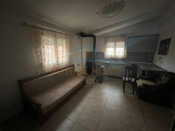 Korce, jepet me qera apartament 3+1 Kati 3, 140 m² 135 Euro (Lagjia 4, Korçë.)
