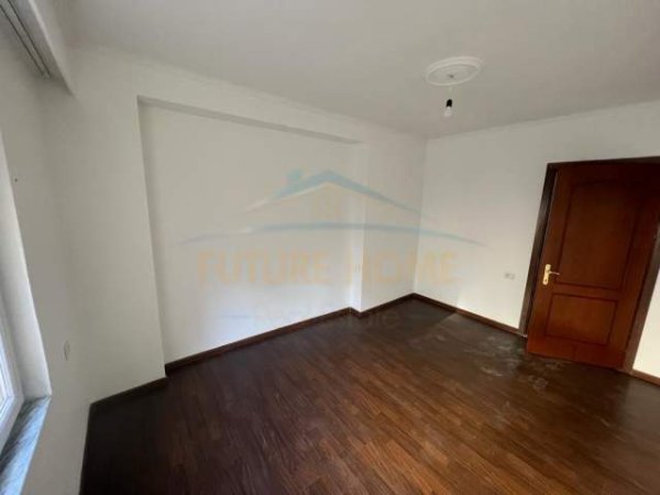 Korce, shitet apartament 2+1+BLK Kati 2, 115 m² 63.200 Euro (Lagjia 18, Korçë)