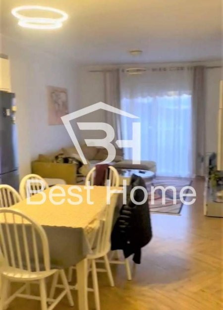 Tirane, shes apartament 2+1+BLK Kati 5, 116 m² 105.000 Euro (Kthesa e Kamzes, pallatet e verdha, prane Ana Mark)