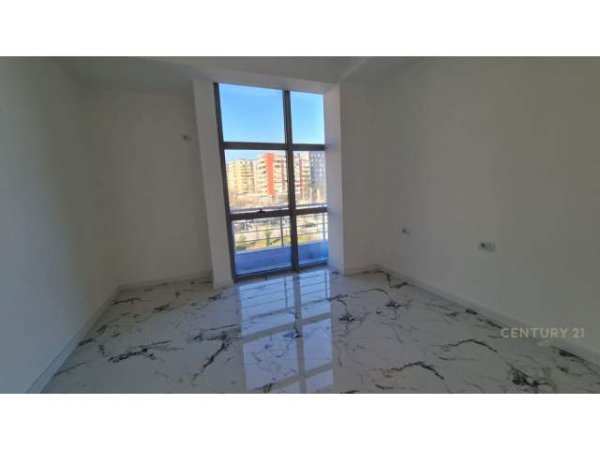 Tirane, shes apartament 2+1+BLK Kati 3, 105 m² 175.000 Euro (Ish Stacioni Fundit Tiranes se Re)