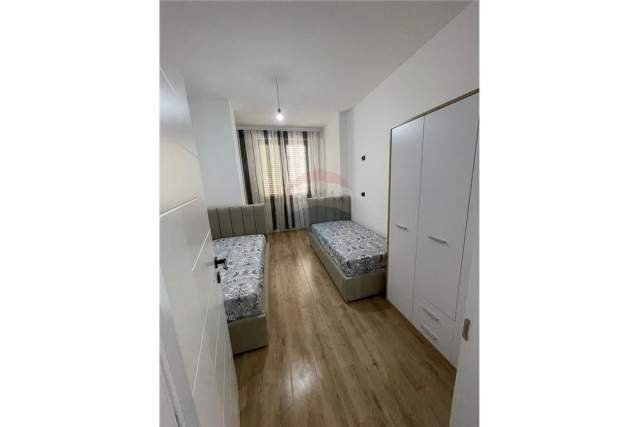 Tirane, jepet me qera apartament 80 m² 450 Euro