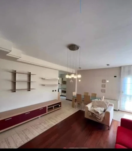 Tirane, jepet me qera apartament Kati 4, 100 m² 700 Euro (Sheshi Willson)