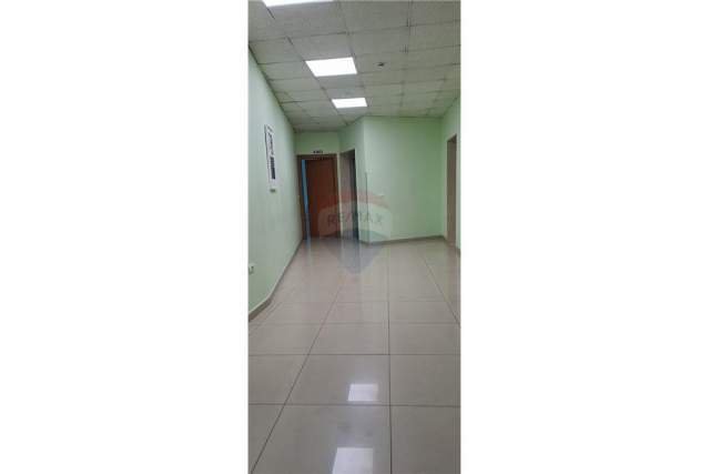 Tirane, jepet me qera zyre Kati 6, 241 m² 1.500 Euro (Selvia)