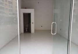 Tirane, jepet me qera dyqan Kati 0, 55 m² 500 Euro