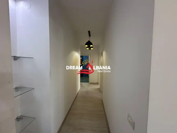 Tirane, jepet me qera apartament 2+1+Ballkon Kati 10, 120 m² 650 € (Ne Bulevardin Zogu i Pare - ID 42215264)