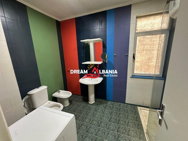 Tirane, jepet me qera apartament 2+1+Ballkon Kati 10, 120 m² 650 € (Ne Bulevardin Zogu i Pare - ID 42215264)