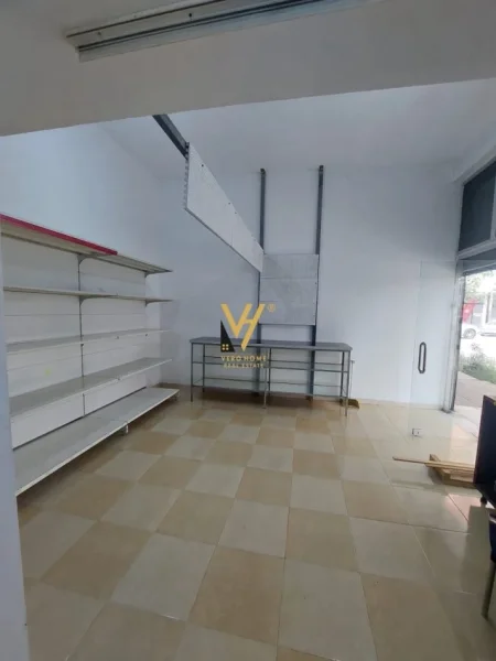 Tirane, jepet me qera dyqan Kati 0, 30 m² 300 € (ASTIR)