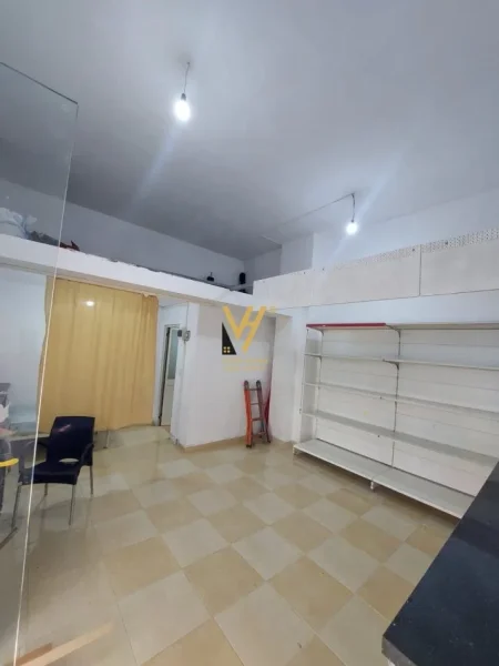 Tirane, jepet me qera dyqan Kati 0, 30 m² 300 € (ASTIR)