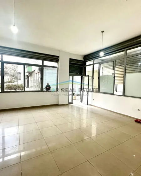 Tirane, shitet dyqan Kati 0, 51 m² 100.000 € (Yzberisht)