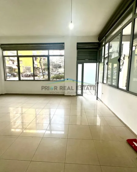 Tirane, shitet dyqan Kati 0, 51 m² 100.000 € (Yzberisht)