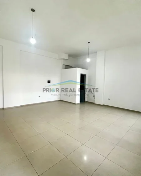 Tirane, shitet dyqan Kati 0, 51 m² 100.000 € (Yzberisht)