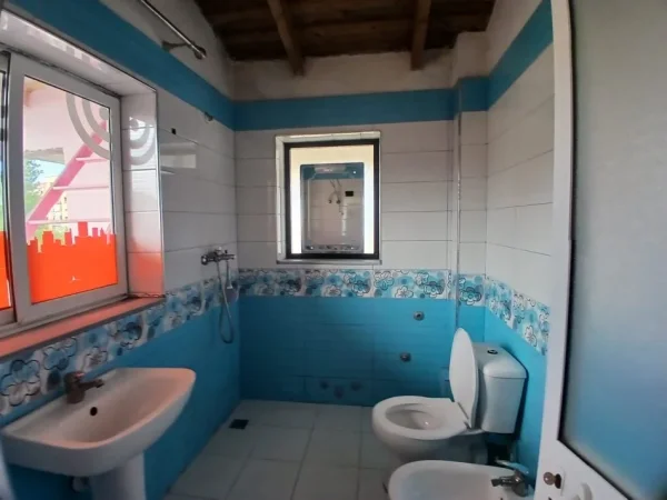Tirane, jepet me qera apartament 2+1+Ballkon Kati 4, 120 m² 500 € (Ish Fusha e Aviacionit)