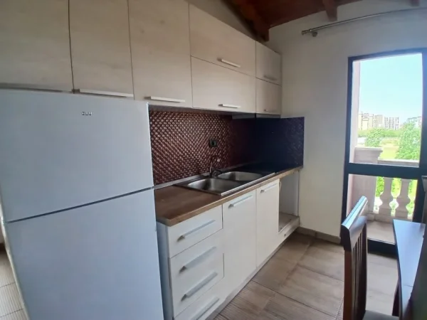 Tirane, jepet me qera apartament 2+1+Ballkon Kati 4, 120 m² 500 € (Ish Fusha e Aviacionit)