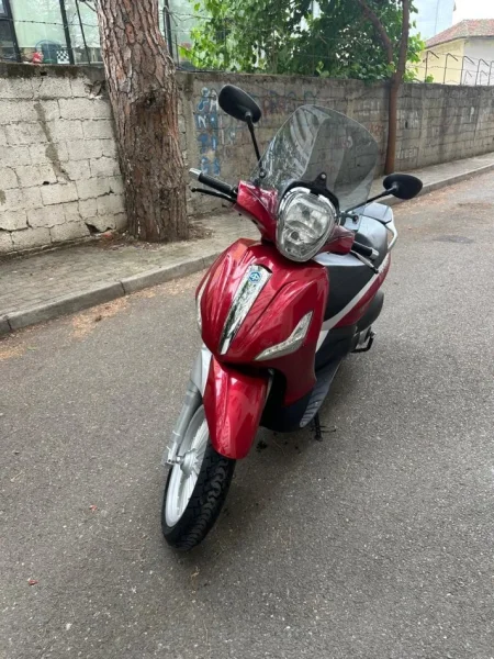 Tirane, shes Motociklete piaggio beverly , vishnje 3.499 €