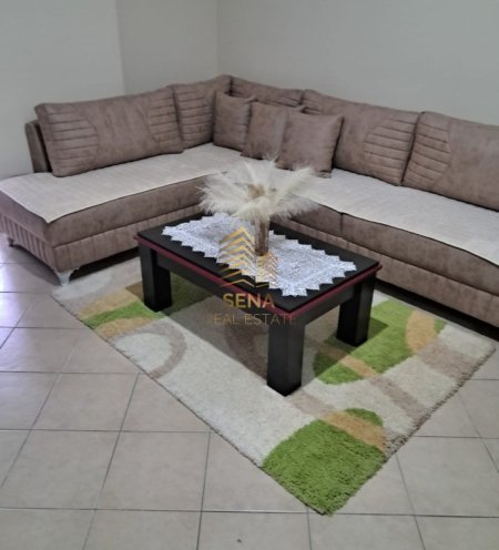 Tirane, jepet me qera apartament 1+1+Ballkon Kati 1, 75 m² 400 € (Rruga Loni Ligori)