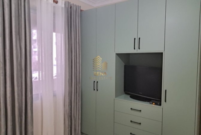 Tirane, jepet me qera apartament 1+1+Ballkon Kati 1, 75 m² 400 € (Rruga Loni Ligori)