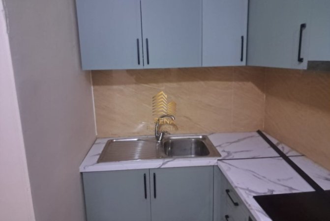 Tirane, jepet me qera apartament 1+1+Ballkon Kati 1, 75 m² 400 € (Rruga Loni Ligori)