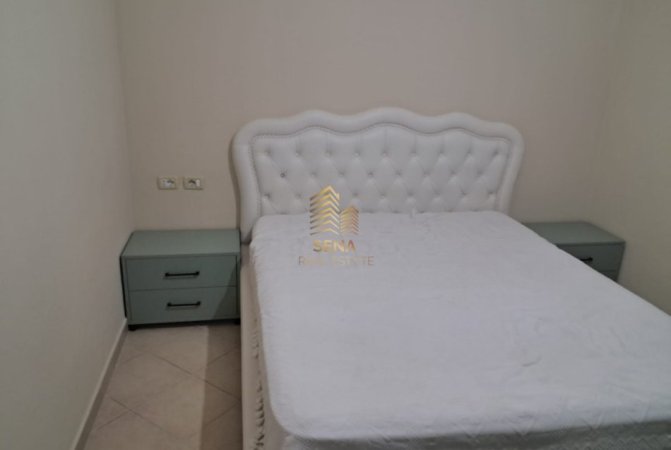 Tirane, jepet me qera apartament 1+1+Ballkon Kati 1, 75 m² 400 € (Rruga Loni Ligori)