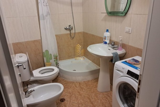 Tirane, jepet me qera apartament 1+1+Ballkon Kati 1, 75 m² 400 € (Rruga Loni Ligori)