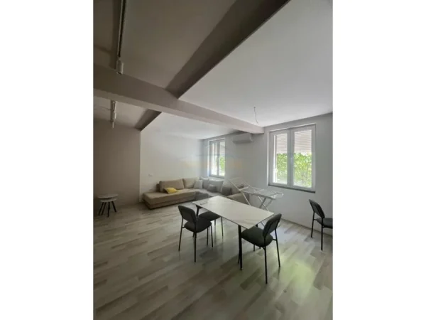 Tirane, jepet me qera apartament 1+1 Kati 2, 59 m² 600 € (KOMUNA E PARISIT)