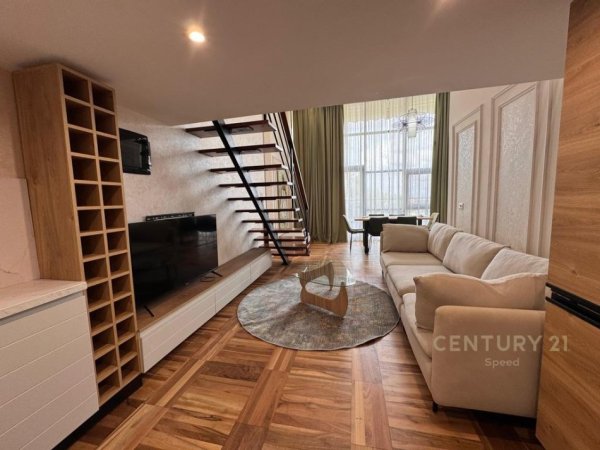 Tirane, jepet me qera  Dublex 2+1 + parkim, 800 € (Rruga Peti)