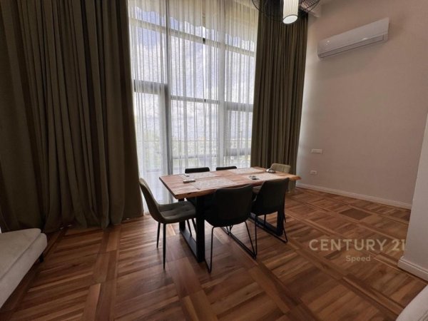 Tirane, jepet me qera  Dublex 2+1 + parkim, 800 € (Rruga Peti)