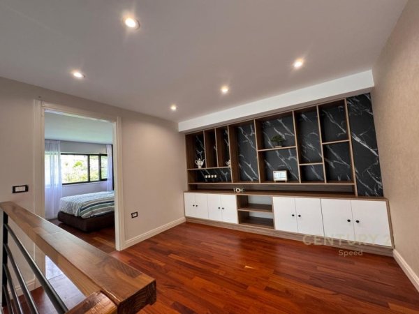 Tirane, jepet me qera  Dublex 2+1 + parkim, 800 € (Rruga Peti)