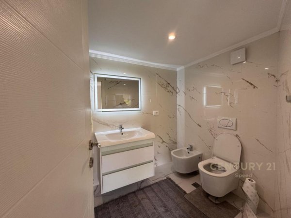 Tirane, jepet me qera  Dublex 2+1 + parkim, 800 € (Rruga Peti)