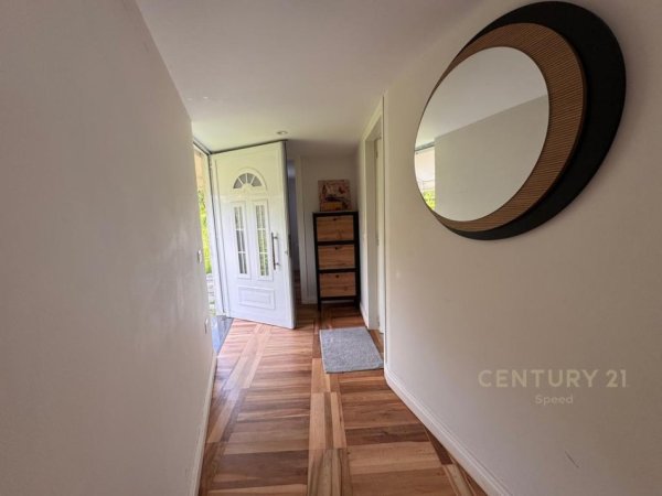 Tirane, jepet me qera  Dublex 2+1 + parkim, 800 € (Rruga Peti)