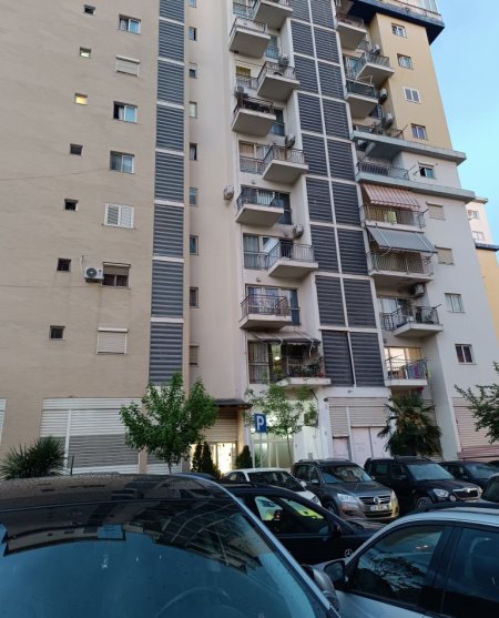 Tirane, jepet me qera apartament 1+1+Ballkon Kati 5, 50 m² 400 € (Ish Fusha e Aviacionit)