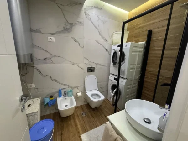 Tirane, shitet apartament 3+1 Kati 3, 133 m² 320.000 € (Liqeni i Thate)