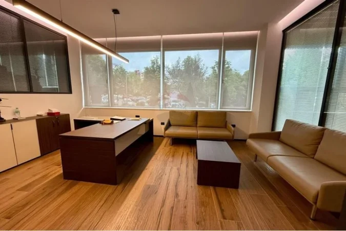 Tirane, jepet me qera ambjent biznesi , 146 m² 1.400 € (Rruga Aleksandër Moisiu)