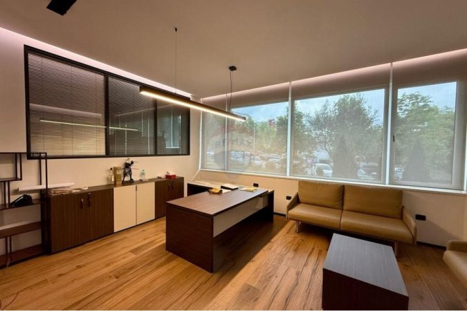 Tirane, jepet me qera ambjent biznesi , 146 m² 1.400 € (Rruga Aleksandër Moisiu)