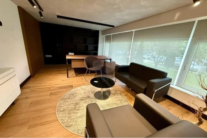 Tirane, jepet me qera ambjent biznesi , 146 m² 1.400 € (Rruga Aleksandër Moisiu)